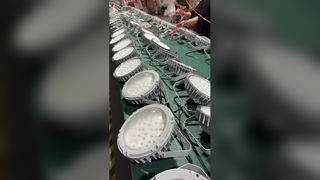 Luz LED de gran altura a prueba de explosiones de 100 W con clasificación IP66 y lente de vidrio templado para áreas peligrosas