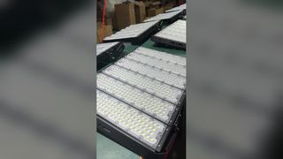 Presentamos reflectores LED IP66 de bajo consumo, ideales para granjas, túneles y canchas
