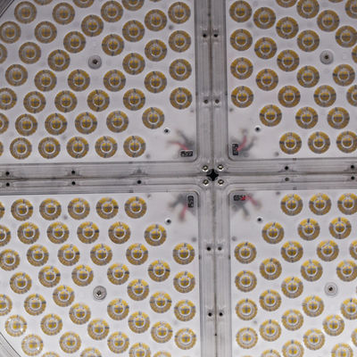 Iluminación LED para estadios con clasificación IP66, temperatura de color de 3000-6500K y vida útil de 50.000 horas para gimnasios al aire libre