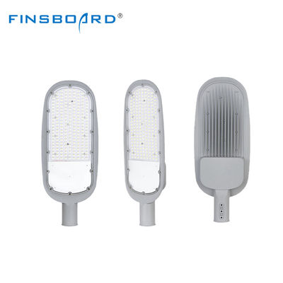 Luz de calle LED de alta eficiencia con carcasa de aluminio de fundición a presión impermeable IP66 y eficiencia de 120lm / w para el rango de voltaje AC85-265V