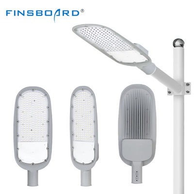Luz de calle LED de alta eficiencia con carcasa de aluminio de fundición a presión impermeable IP66 y eficiencia de 120lm / w para el rango de voltaje AC85-265V
