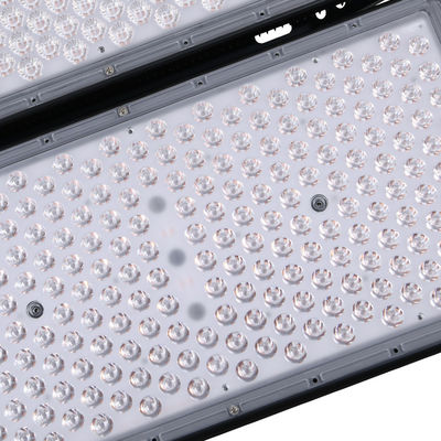 Foco LED impermeable IP66 con 50000 horas de vida útil y ángulo ajustable de 216° para estadios y aplicaciones de mástil alto